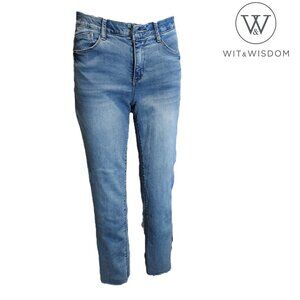 Wit & Wisdom distressed hem cropped jeans light wash NWOT Size 4 missing button